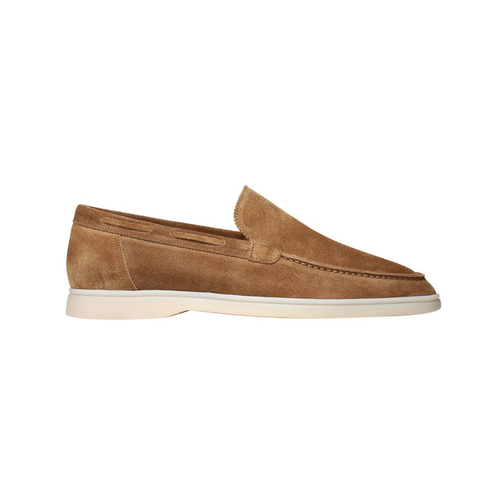 Sapato masculino Loafer Monzzani MZ902 em camurça, ideal para looks elegantes e casuais, com conforto e sofisticação para ocasiões especiais.