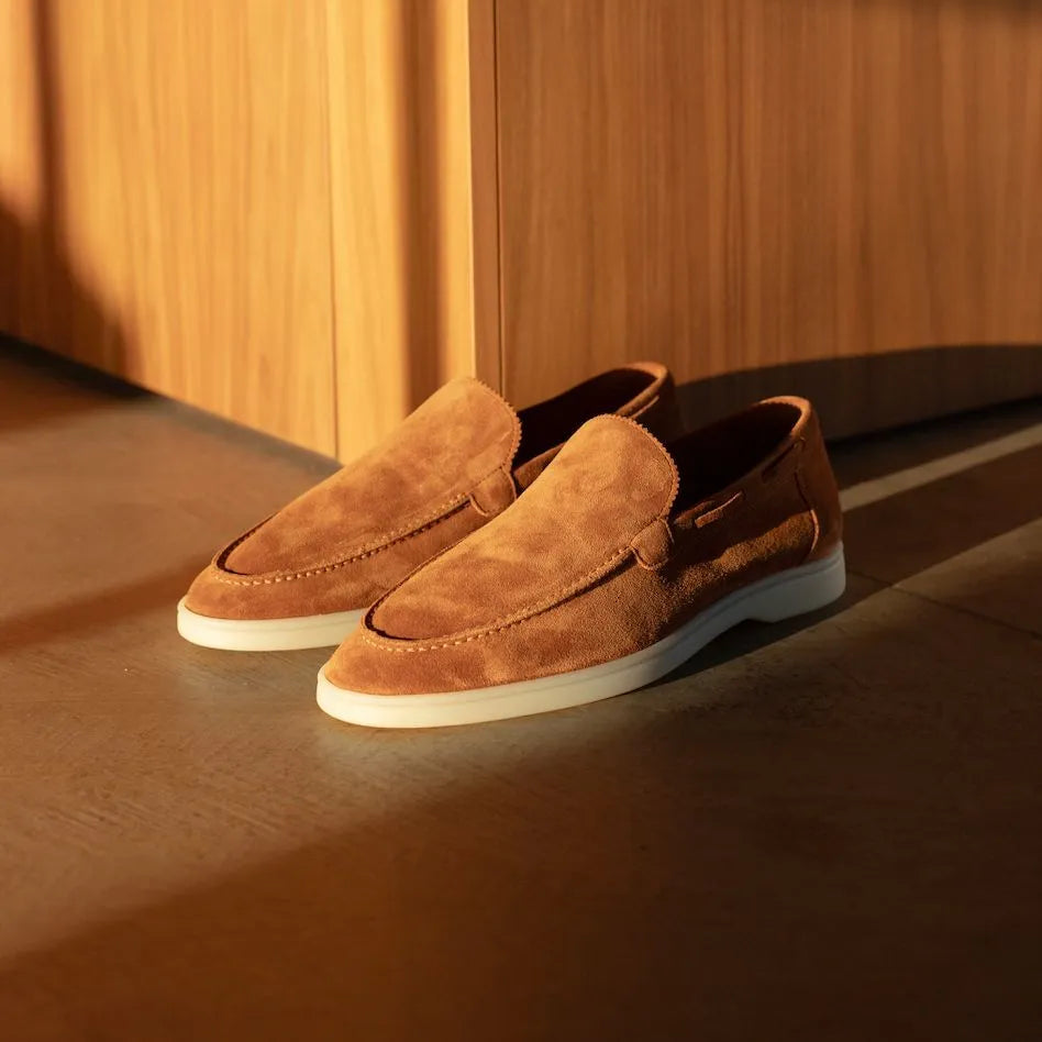 Sapato masculino Loafer Monzzani MZ902 em camurça, ideal para looks elegantes e casuais, com conforto e sofisticação para ocasiões especiais.