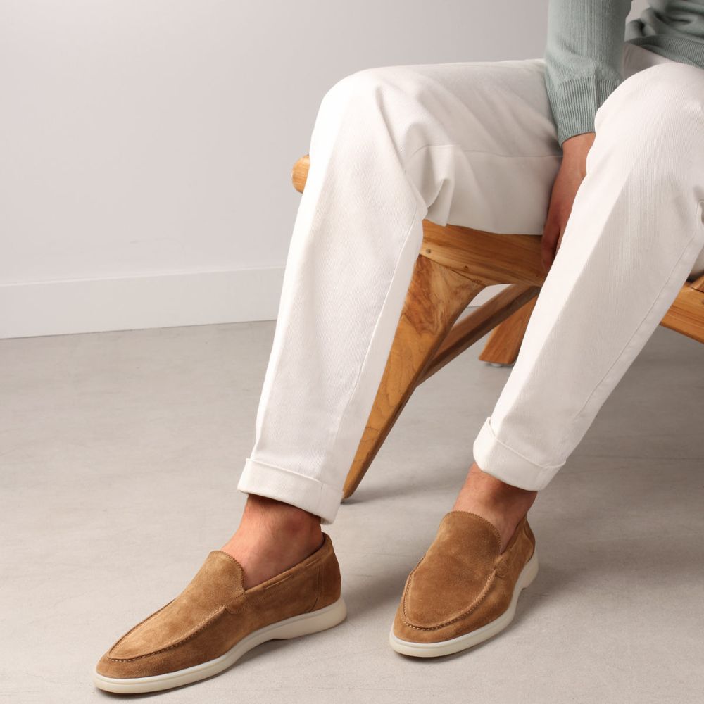 Sapato masculino Loafer Monzzani MZ902 em camurça, ideal para looks elegantes e casuais, com conforto e sofisticação para ocasiões especiais.