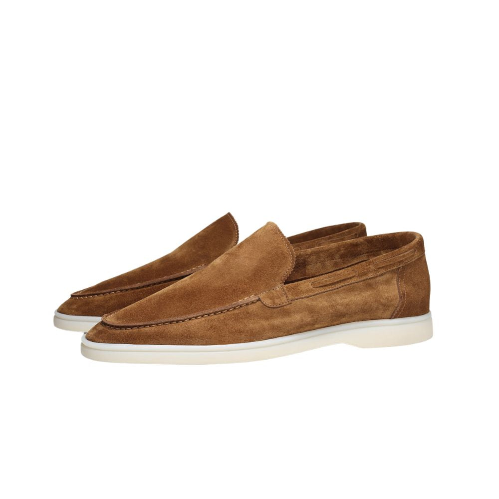 Sapato masculino Loafer Monzzani MZ902 em camurça, ideal para looks elegantes e casuais, com conforto e sofisticação para ocasiões especiais.