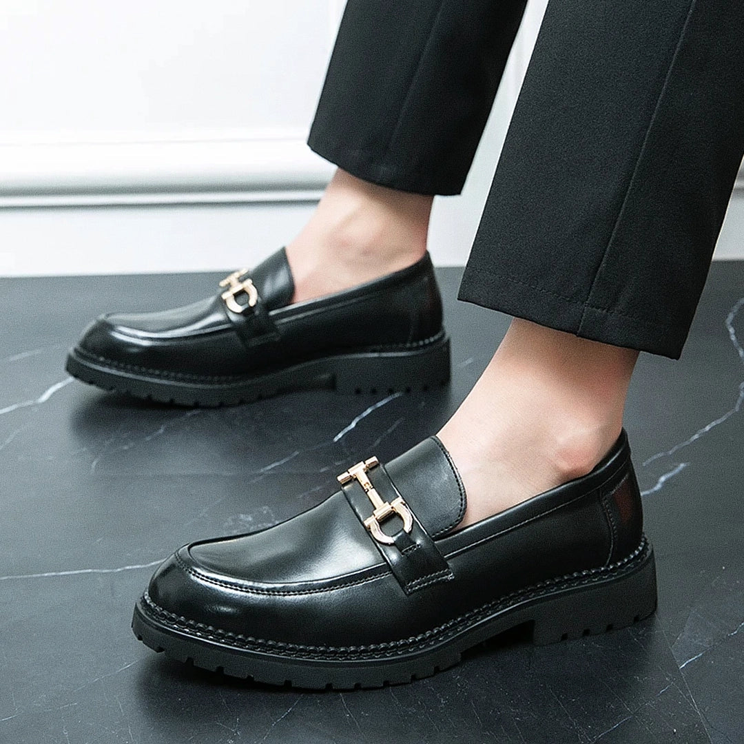 Sapato masculino Loafer Monzzani MZ906 em couro preto com solado tratorado, elegante e versátil, ideal para looks formais e casuais com conforto e estilo.