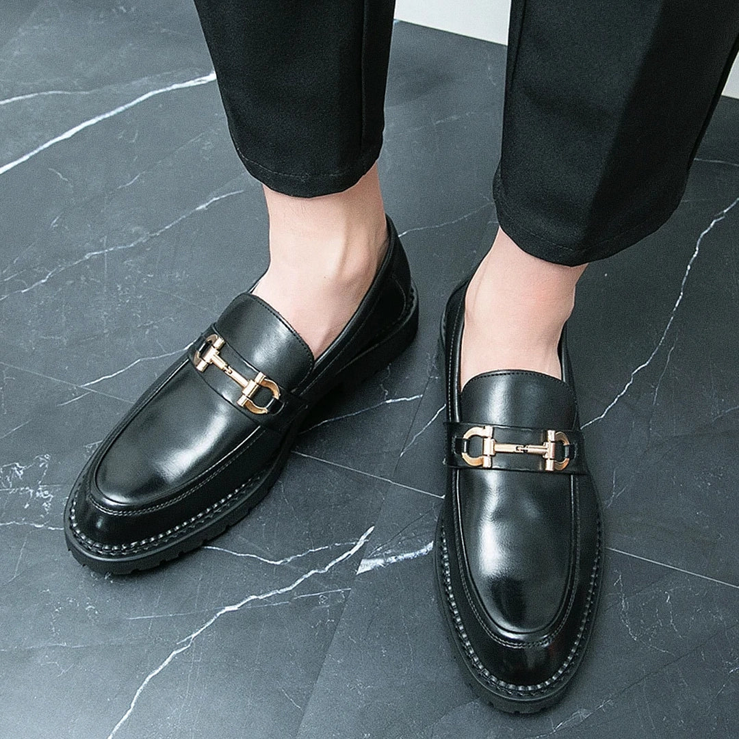 Sapato masculino Loafer Monzzani MZ906 em couro preto com solado tratorado, elegante e versátil, ideal para looks formais e casuais com conforto e estilo.