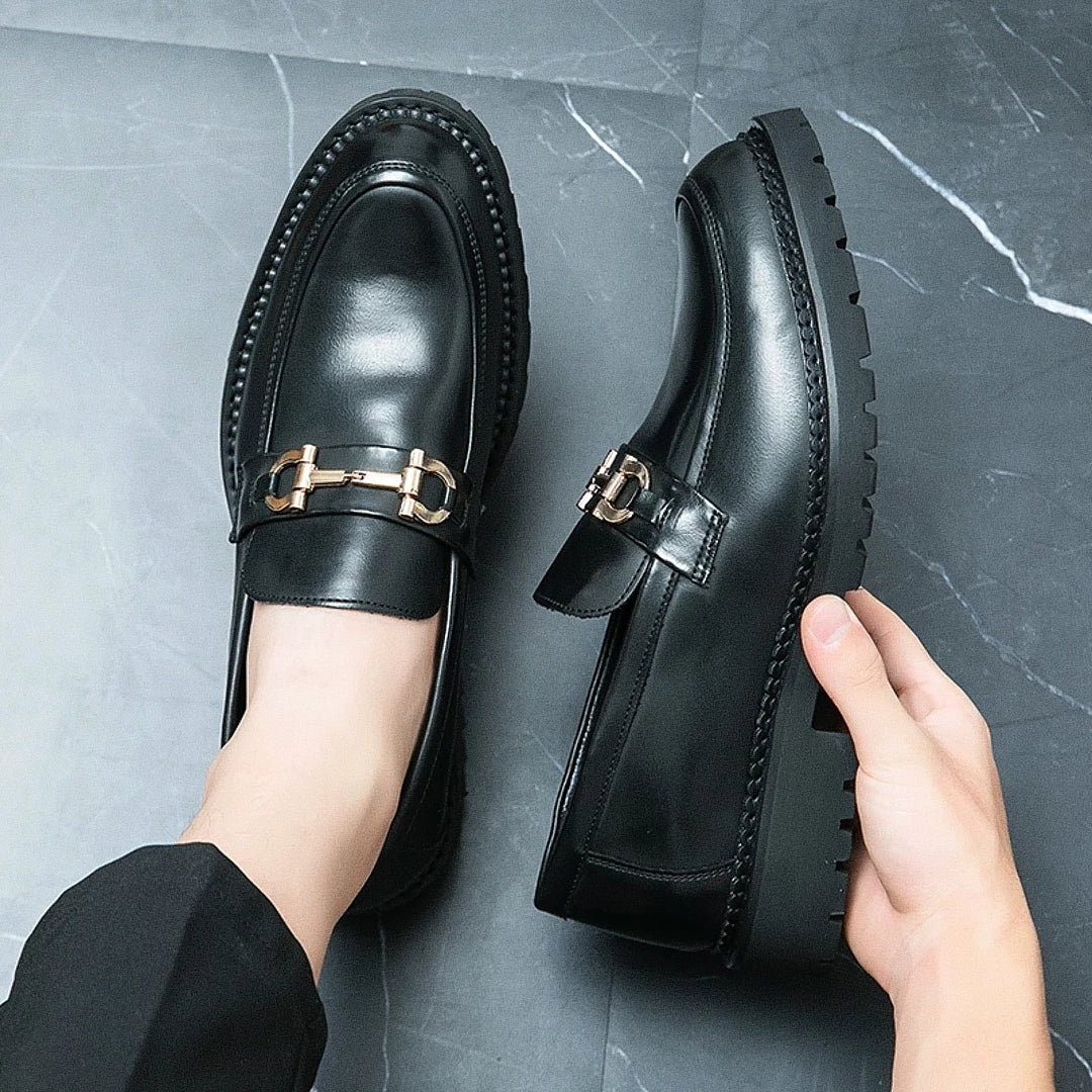 Sapato masculino Loafer Monzzani MZ906 em couro preto com solado tratorado, elegante e versátil, ideal para looks formais e casuais com conforto e estilo.
