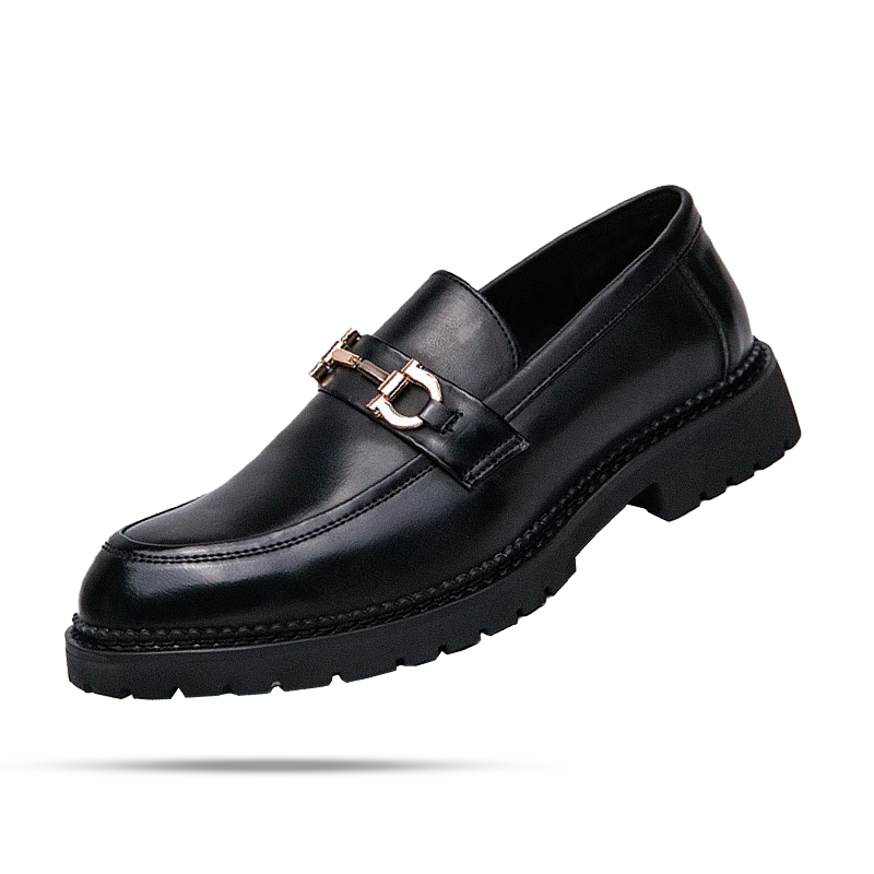Sapato masculino Loafer Monzzani MZ906 em couro preto com solado tratorado, elegante e versátil, ideal para looks formais e casuais com conforto e estilo.