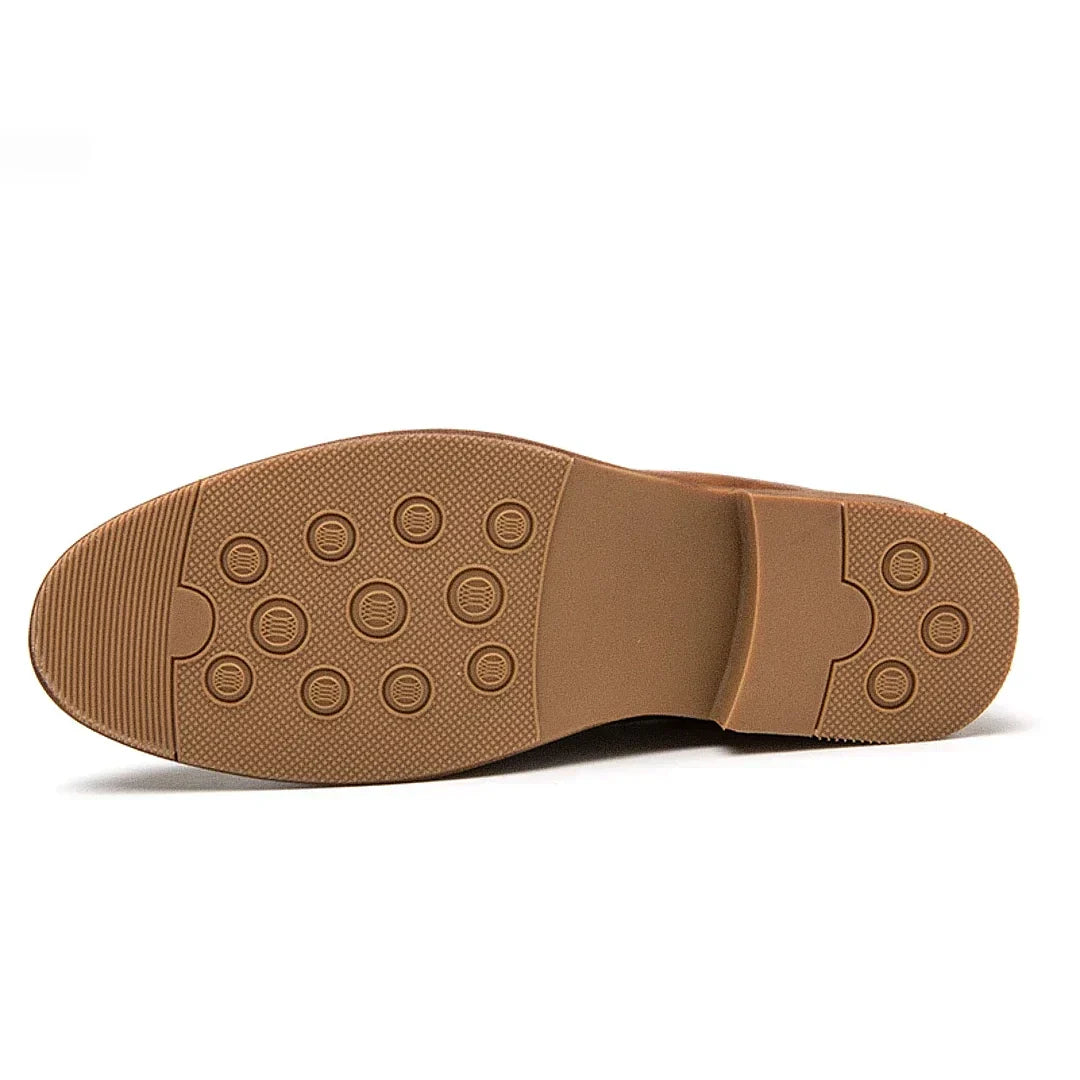 Sapato masculino Loafer Monzzani MZ911 em couro premium com sola vulcanizada, design clássico e versátil, ideal para composições sociais e casuais.