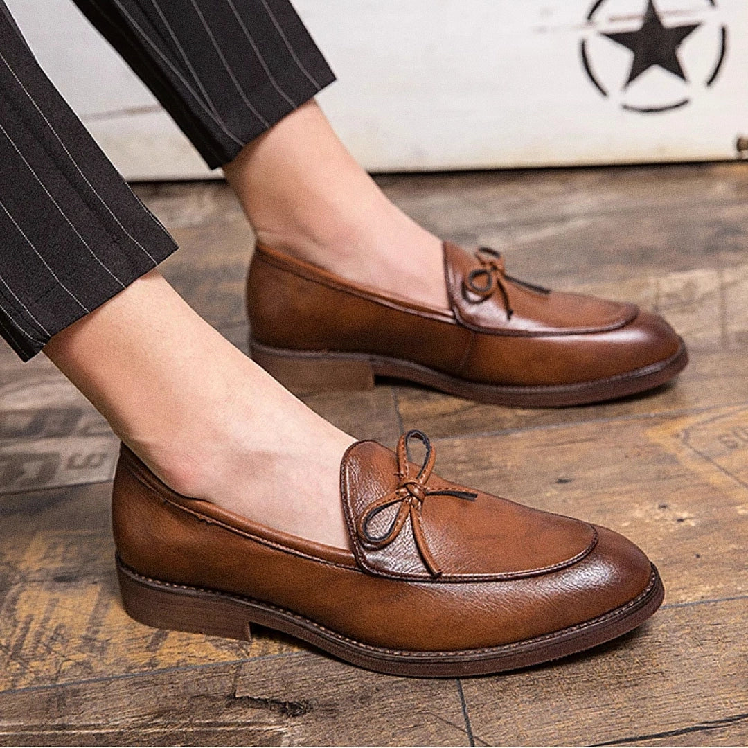Sapato masculino Loafer Monzzani MZ911 em couro premium com sola vulcanizada, design clássico e versátil, ideal para composições sociais e casuais.