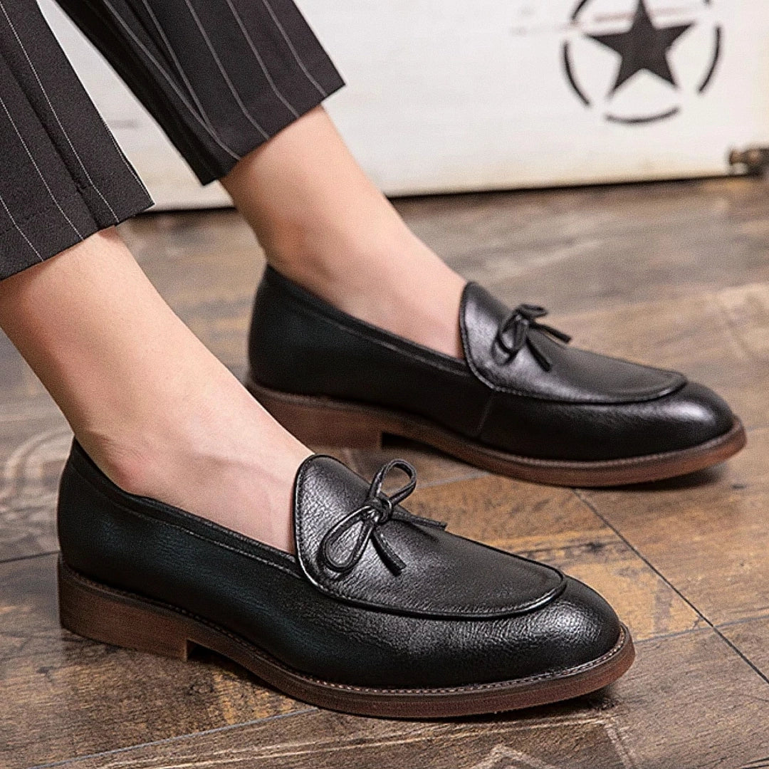 Sapato masculino Loafer Monzzani MZ911 em couro premium com sola vulcanizada, design clássico e versátil, ideal para composições sociais e casuais.