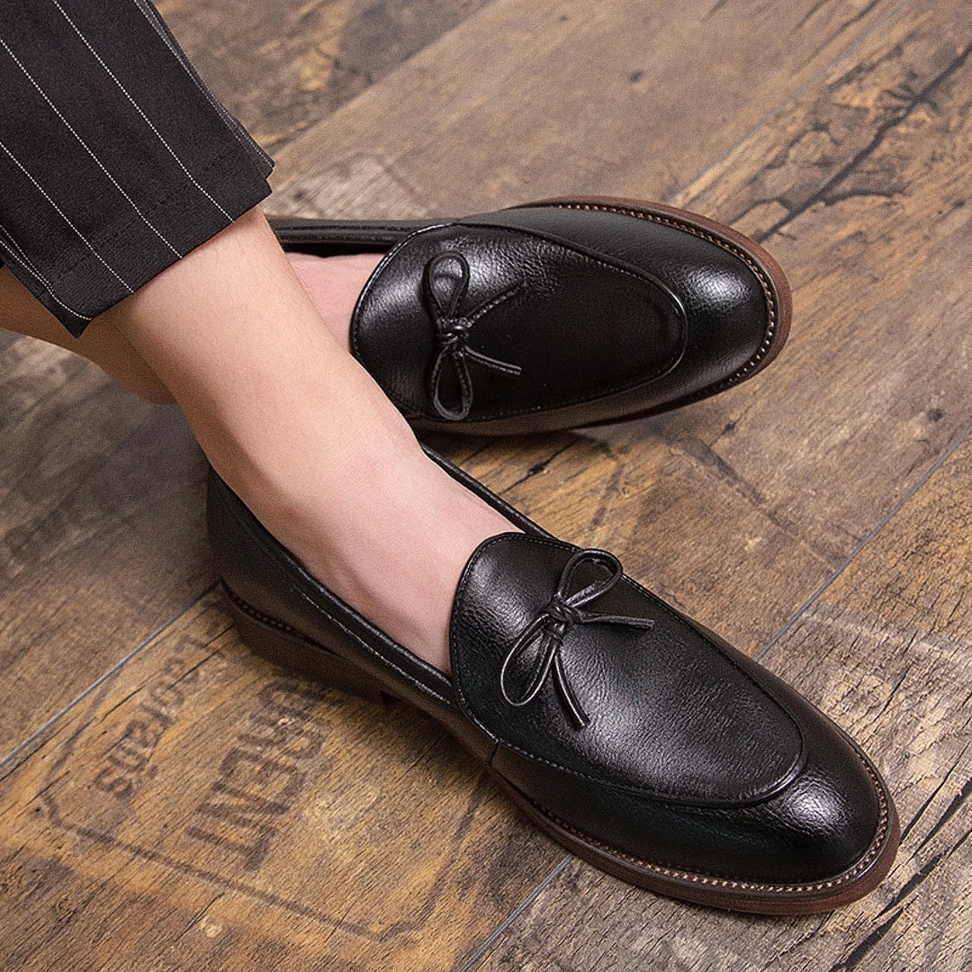 Sapato masculino Loafer Monzzani MZ911 em couro premium com sola vulcanizada, design clássico e versátil, ideal para composições sociais e casuais.
