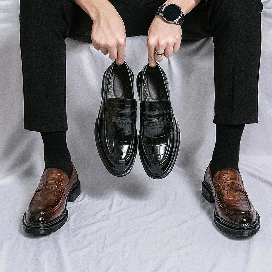 Sapato masculino Loafer Monzzani MZ912 em couro envernizado com solado tratorado, design elegante e versátil para composições sociais e casuais.