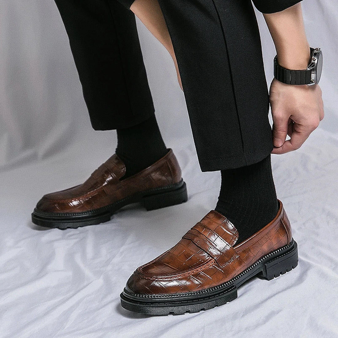 Sapato masculino Loafer Monzzani MZ912 em couro envernizado com solado tratorado, design elegante e versátil para composições sociais e casuais.