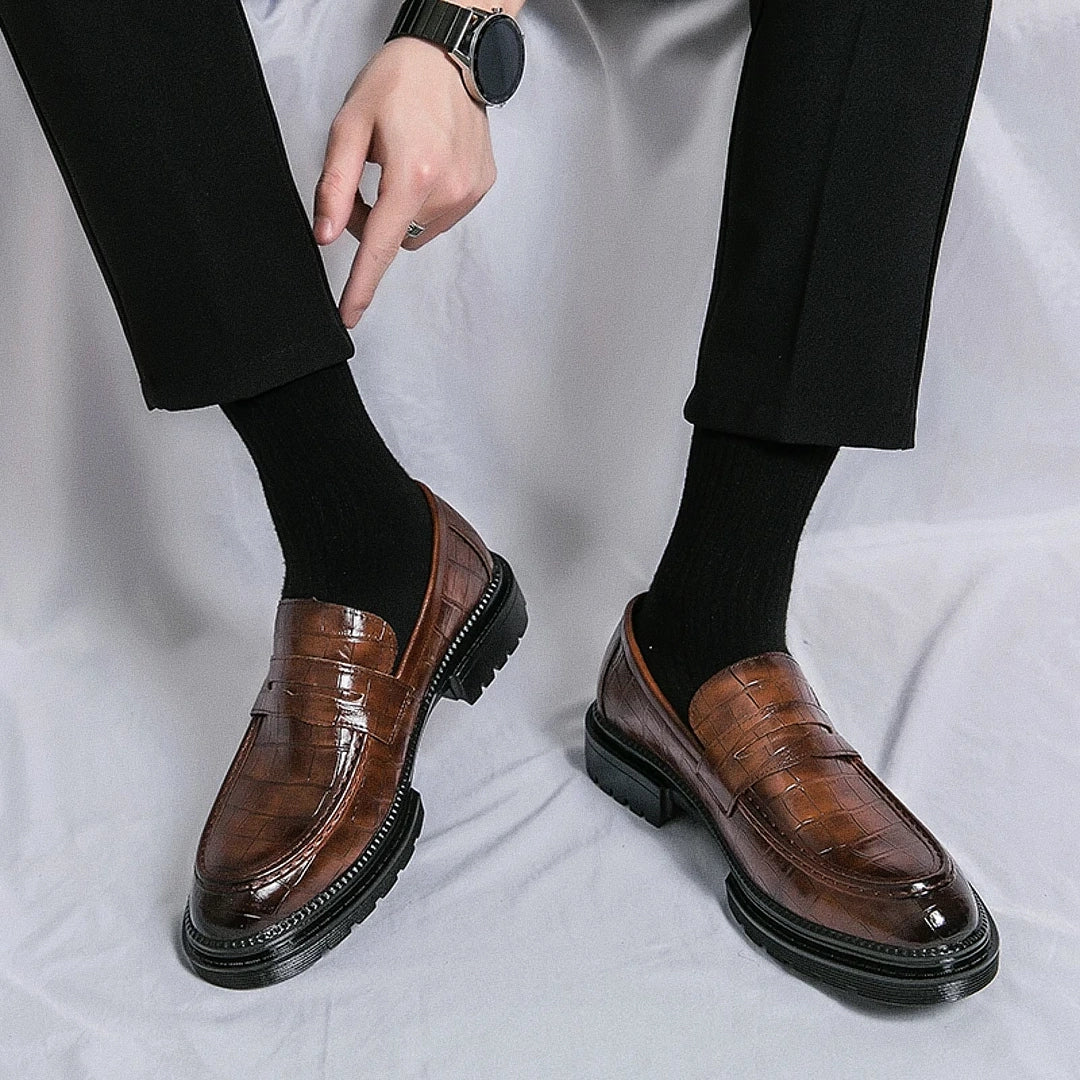 Sapato masculino Loafer Monzzani MZ912 em couro envernizado com solado tratorado, design elegante e versátil para composições sociais e casuais.