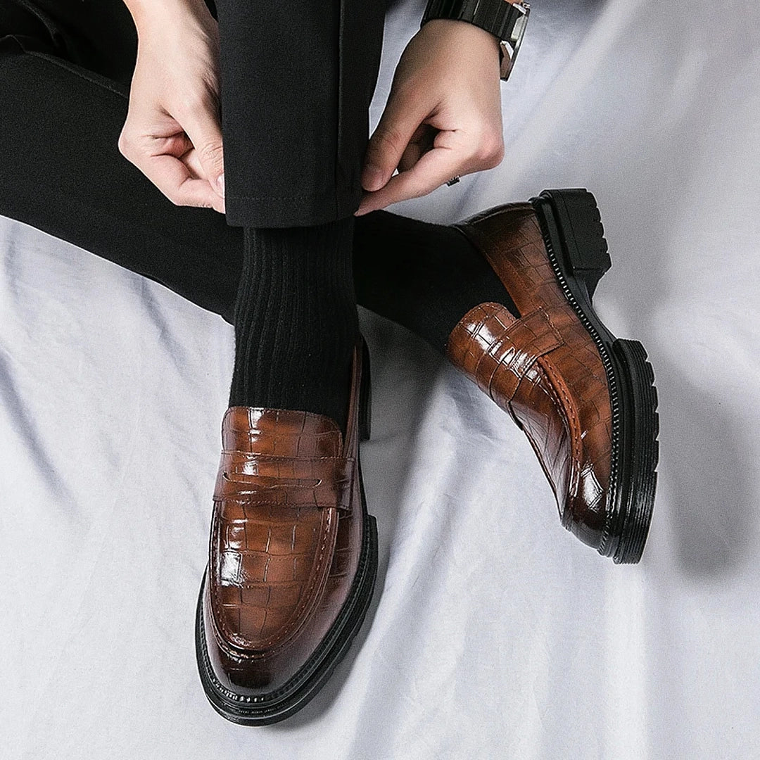 Sapato masculino Loafer Monzzani MZ912 em couro envernizado com solado tratorado, design elegante e versátil para composições sociais e casuais.