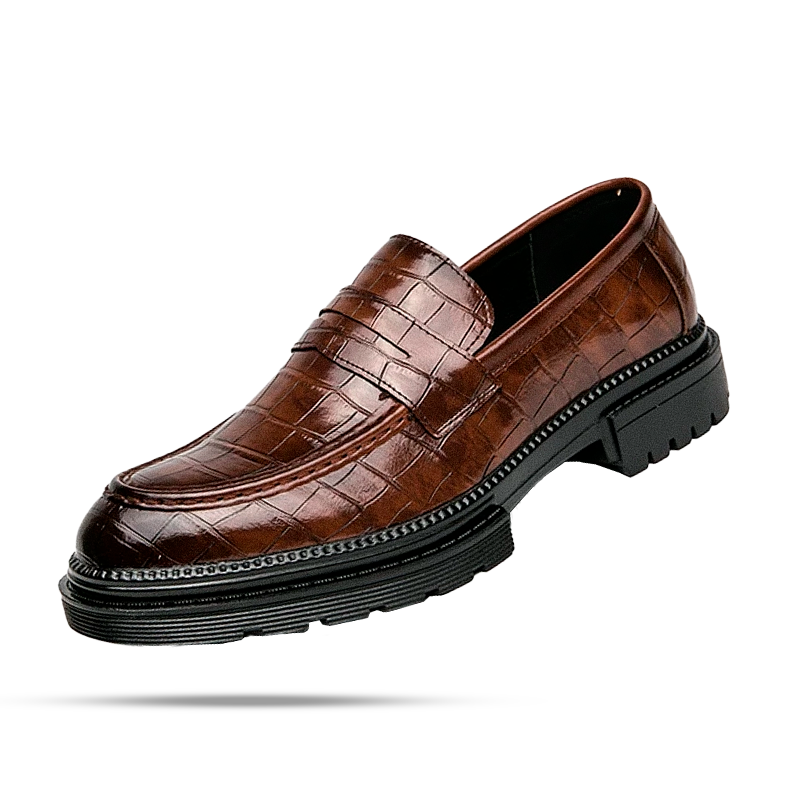 Sapato masculino Loafer Monzzani MZ912 em couro envernizado com solado tratorado, design elegante e versátil para composições sociais e casuais.