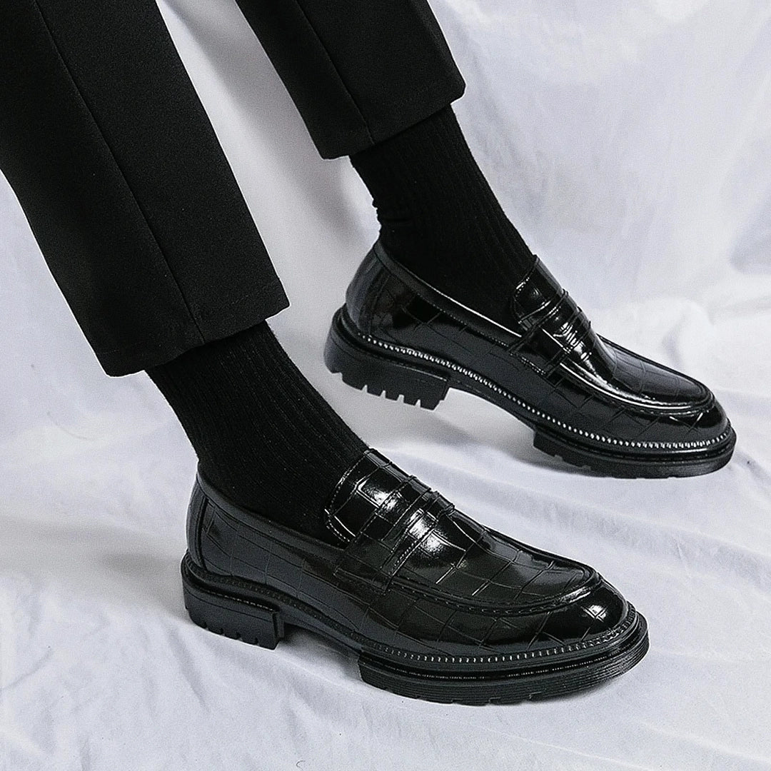 Sapato masculino Loafer Monzzani MZ912 em couro envernizado com solado tratorado, design elegante e versátil para composições sociais e casuais.