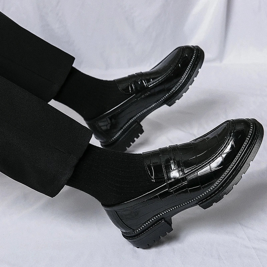 Sapato masculino Loafer Monzzani MZ912 em couro envernizado com solado tratorado, design elegante e versátil para composições sociais e casuais.