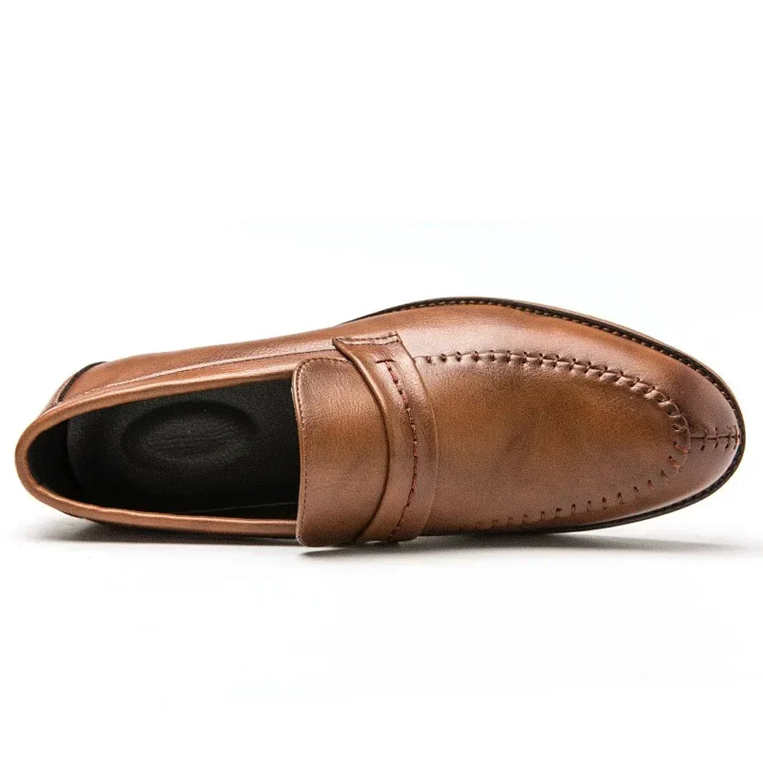 Sapato masculino Loafer Monzzani MZ914 em couro com costura central e sola vulcanizada, elegante e versátil para composições sociais e casuais.