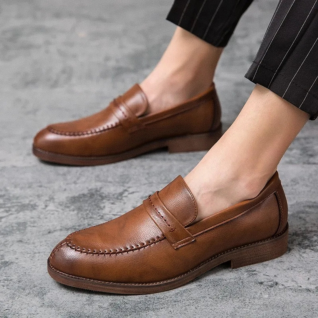 Sapato masculino Loafer Monzzani MZ914 em couro com costura central e sola vulcanizada, elegante e versátil para composições sociais e casuais.