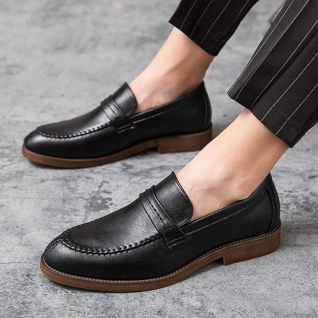 Sapato masculino Loafer Monzzani MZ914 em couro com costura central e sola vulcanizada, elegante e versátil para composições sociais e casuais.