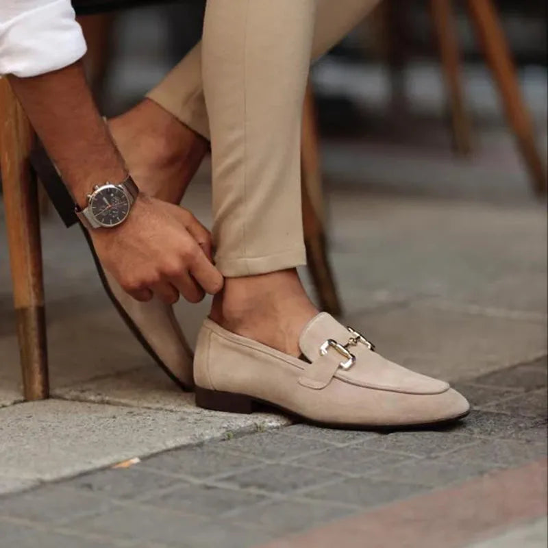 Sapato masculino Loafer Monzzani MZ901 em camurça com fivela, design elegante e confortável, perfeito para looks casuais sofisticados e ocasiões especiais.