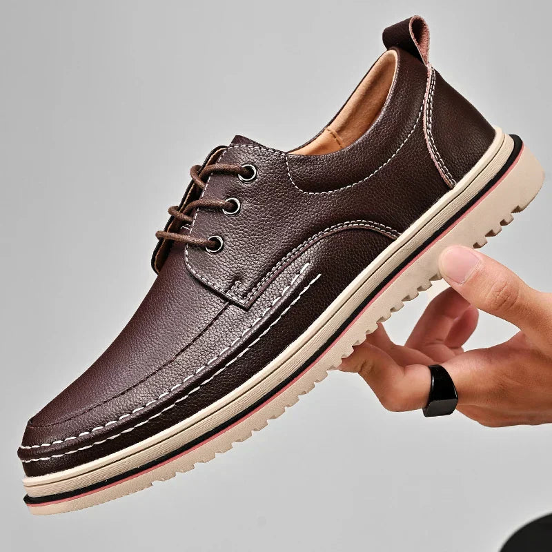 Sapato masculino Monzzani MZ921 em couro premium com sola de borracha, design elegante e versátil para looks sociais e casuais com conforto.