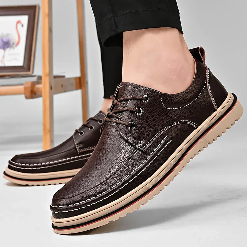 Sapato masculino Monzzani MZ921 em couro premium com sola de borracha, design elegante e versátil para looks sociais e casuais com conforto.