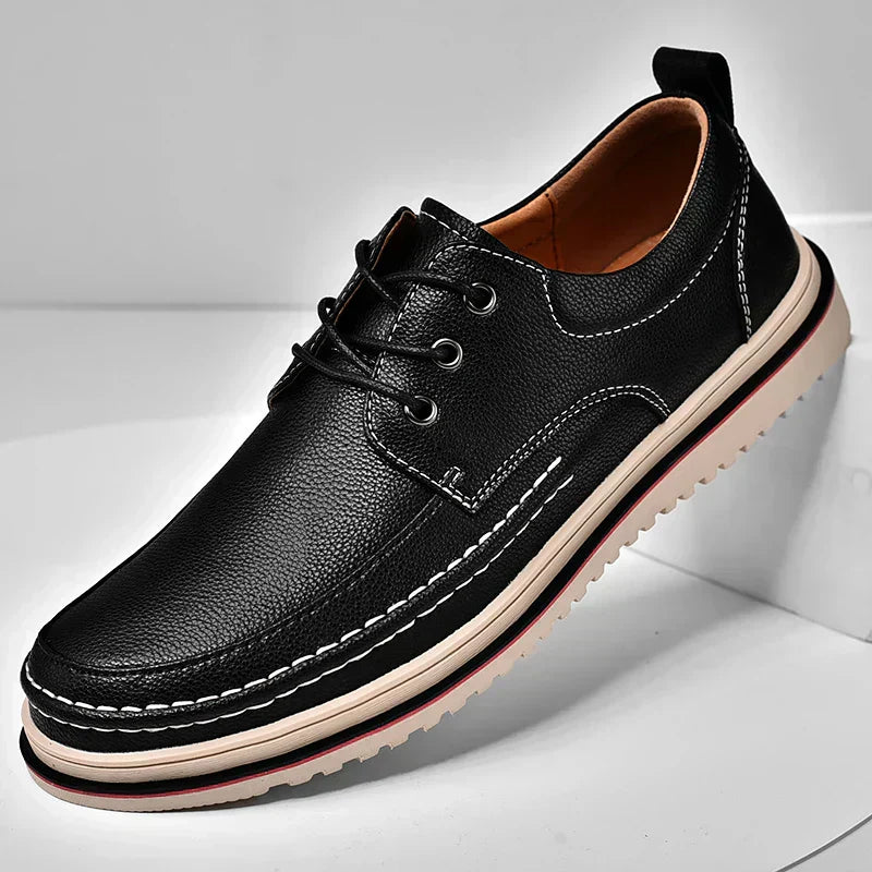 Sapato masculino Monzzani MZ921 em couro premium com sola de borracha, design elegante e versátil para looks sociais e casuais com conforto.