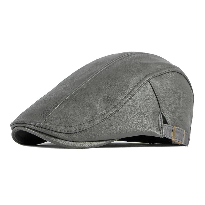 Boina Masculina British Retrô em Couro, disponível em Cáqui, Marrom, Cinza Escuro e Preto, oferecendo sofisticação e conforto em todos os climas.