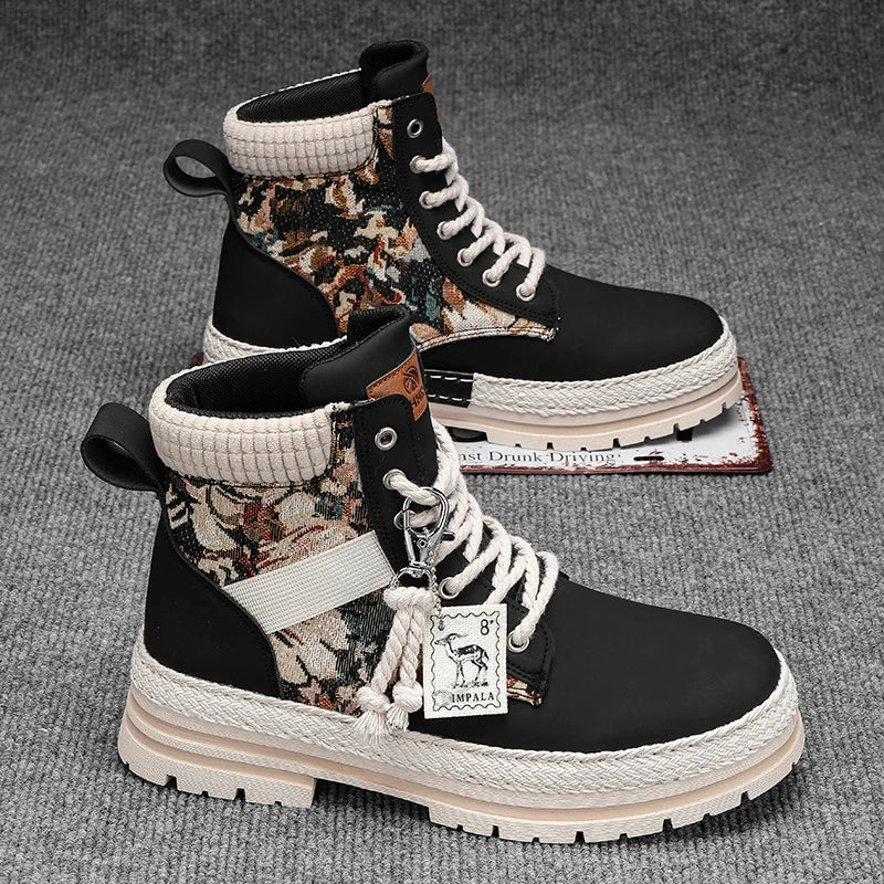 Bota Masculina Monzzani Elegance String em couro PU com design sofisticado, palmilha EVA e solado antiderrapante para conforto e estabilidade.
