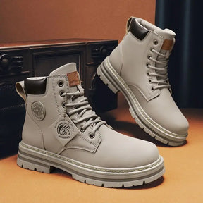 Bota Masculina Monzzani Provincial Urban em couro sintético, com solado antiderrapante e palmilha confortável para o dia a dia.