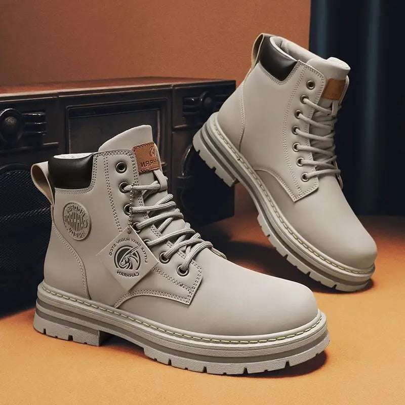 Bota Masculina Monzzani Provincial Urban em couro sintético, com solado antiderrapante e palmilha confortável para o dia a dia.
