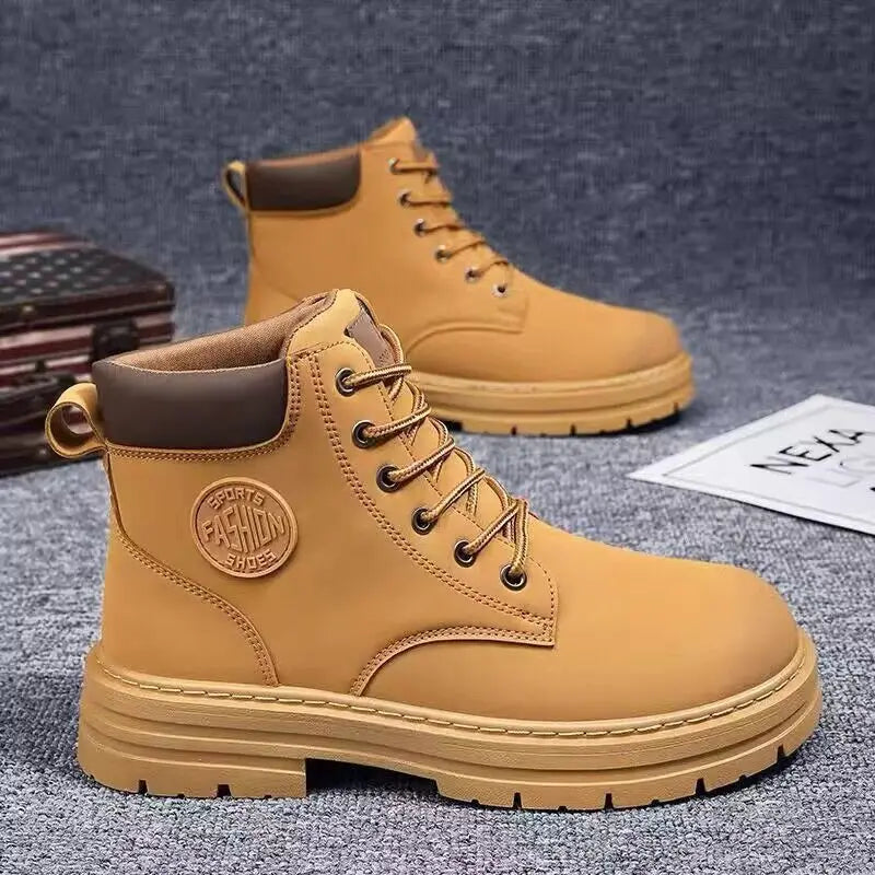 Bota Masculina Monzzani Provincial Urban em couro sintético, com solado antiderrapante e palmilha confortável para o dia a dia.