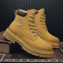 Bota Masculina Monzzani Provincial Urban em couro sintético, com solado antiderrapante e palmilha confortável para o dia a dia.