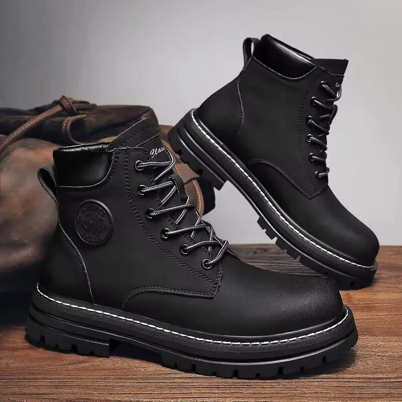 Bota Masculina Monzzani Provincial Urban em couro sintético, com solado antiderrapante e palmilha confortável para o dia a dia.