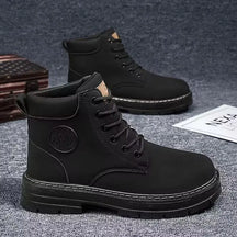 Bota Masculina Monzzani Provincial Urban em couro sintético, com solado antiderrapante e palmilha confortável para o dia a dia.