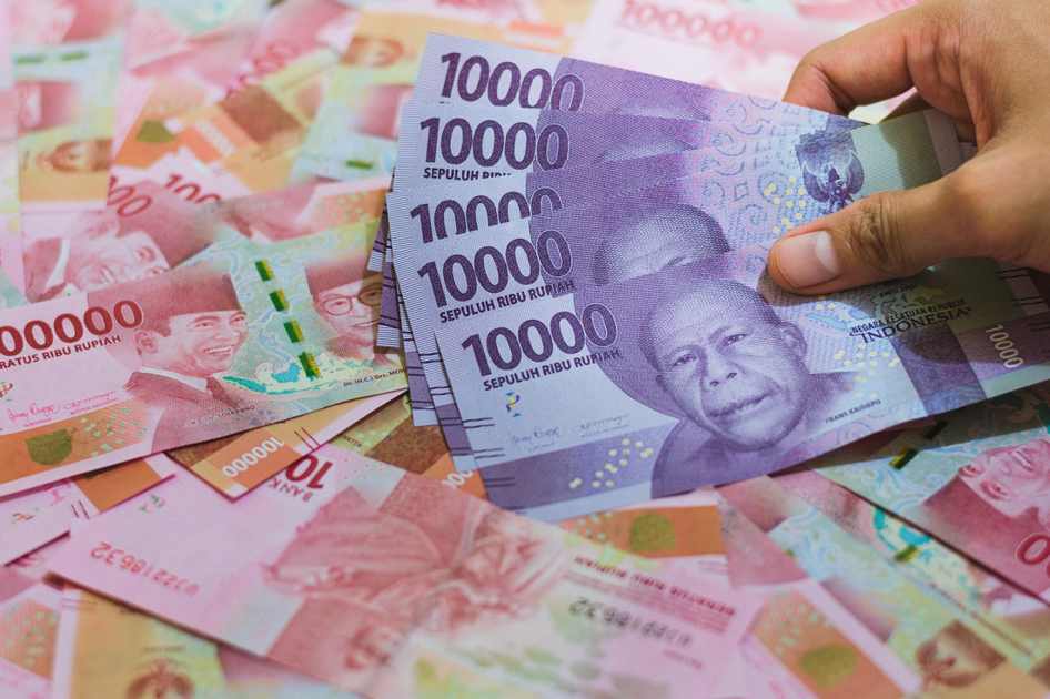 Jaqueta Antivento Masculina Monzzani® Pulse, com capuz integrado, zíper resistente e material respirável, ideal para proteger contra vento, chuva e frio.