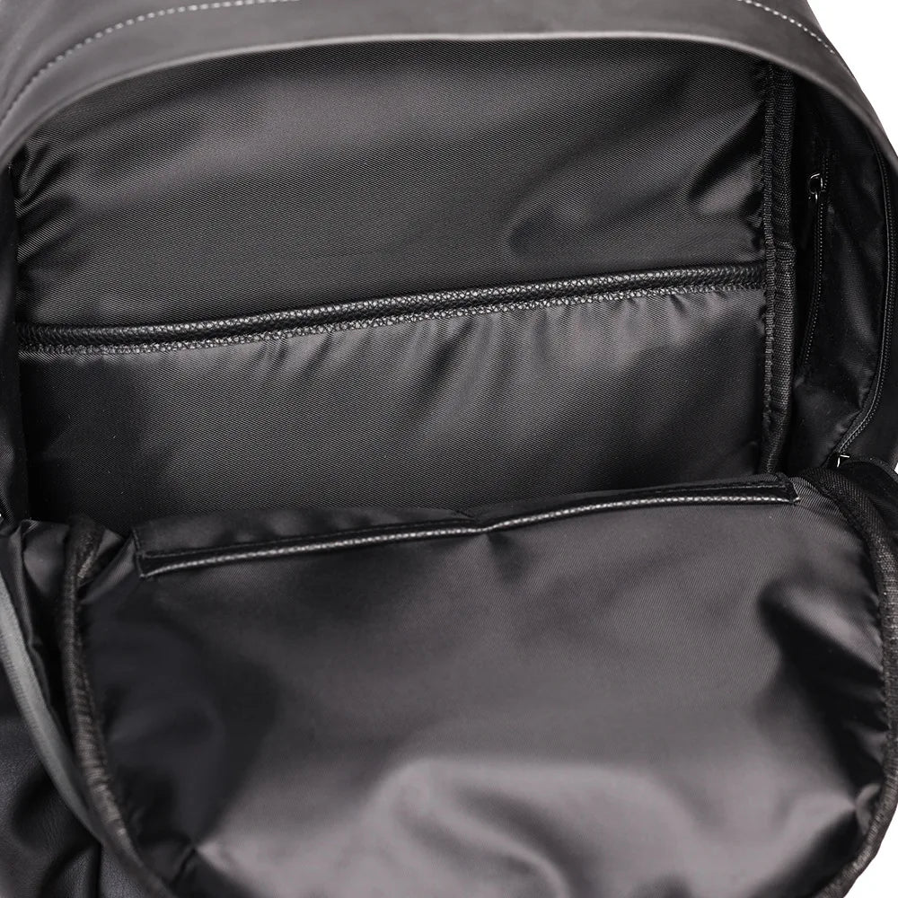 Mochila Executiva em Couro Monzzani MZ802 com alças acolchoadas, design elegante e espaço para notebook.
