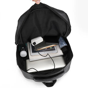 Mochila Executiva Monzzani MZ803 em couro, com alças acolchoadas, acabamento refinado e compartimento para notebook.