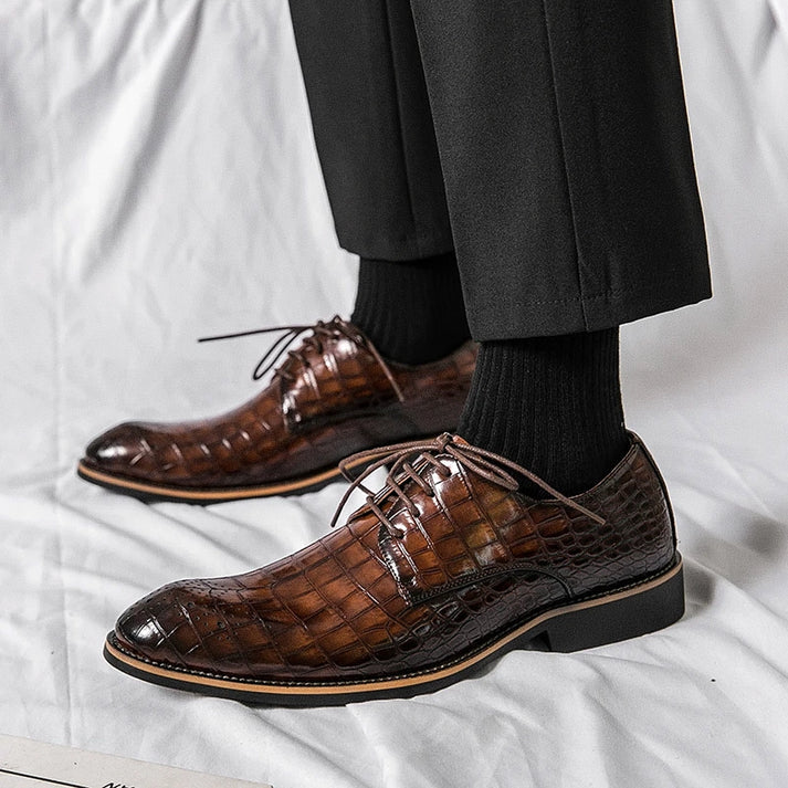 Sapato masculino Derby Monzzani MZ904 em couro texturizado e lustrado, elegante e versátil, ideal para ocasiões formais e composições sociais refinadas.