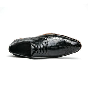Sapato masculino Derby Monzzani MZ904 em couro texturizado e lustrado, elegante e versátil, ideal para ocasiões formais e composições sociais refinadas.