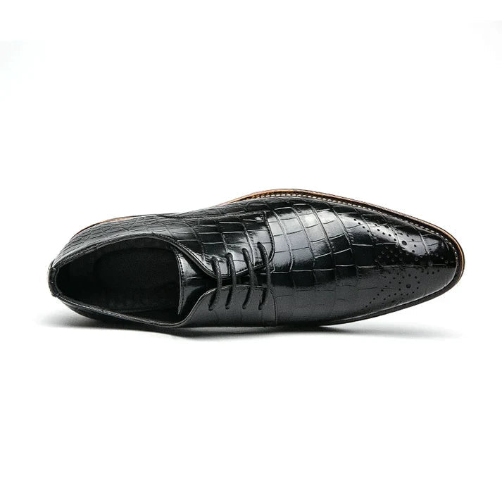 Sapato masculino Derby Monzzani MZ904 em couro texturizado e lustrado, elegante e versátil, ideal para ocasiões formais e composições sociais refinadas.