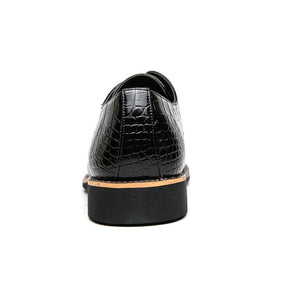 Sapato masculino Derby Monzzani MZ904 em couro texturizado e lustrado, elegante e versátil, ideal para ocasiões formais e composições sociais refinadas.