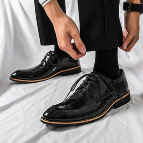 Sapato masculino Derby Monzzani MZ904 em couro texturizado e lustrado, elegante e versátil, ideal para ocasiões formais e composições sociais refinadas.