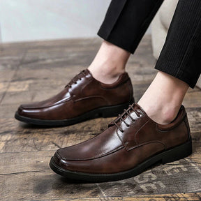 Sapato masculino Derby Monzzani MZ920 em couro envernizado com sola vulcanizada, design elegante e versátil para composições sociais e formais.