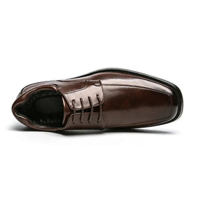 Sapato masculino Derby Monzzani MZ920 em couro envernizado com sola vulcanizada, design elegante e versátil para composições sociais e formais.