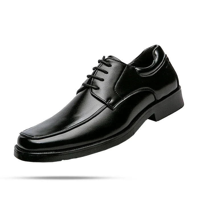 Sapato masculino Derby Monzzani MZ920 em couro envernizado com sola vulcanizada, design elegante e versátil para composições sociais e formais.