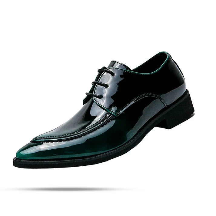 Sapato masculino Derby Monzzani MZ924 em couro envernizado verde esmeralda e preto, com cadarço trançado e plataforma de 4 cm para looks sociais elegantes.