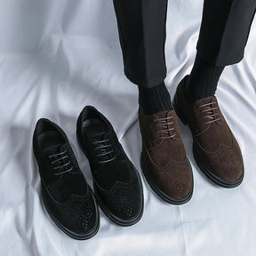 Sapato masculino Derby Monzzani MZ909 em camurça, com solado tratorado e plataforma de 4 cm, ideal para looks sociais e casuais com estilo e conforto.