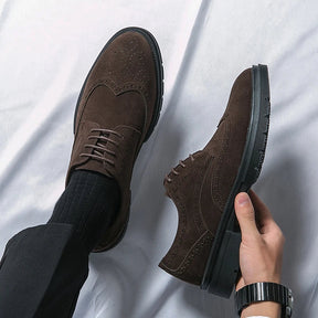 Sapato masculino Derby Monzzani MZ909 em camurça, com solado tratorado e plataforma de 4 cm, ideal para looks sociais e casuais com estilo e conforto.