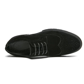 Sapato masculino Derby Monzzani MZ909 em camurça, com solado tratorado e plataforma de 4 cm, ideal para looks sociais e casuais com estilo e conforto.