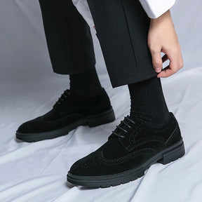 Sapato masculino Derby Monzzani MZ909 em camurça, com solado tratorado e plataforma de 4 cm, ideal para looks sociais e casuais com estilo e conforto.